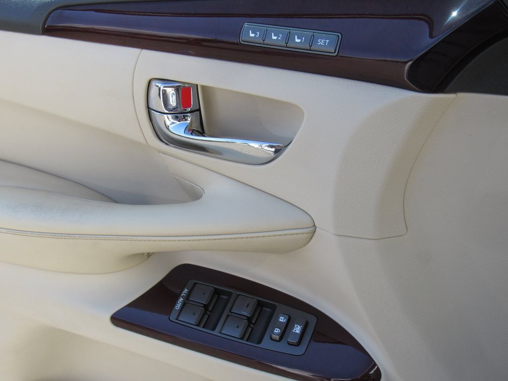 Used 2015 Lexus LX 570 4WD w/ Luxury Package image 40