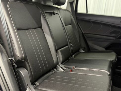 Used 2023 Volkswagen Tiguan SE AWD/4WD image 18