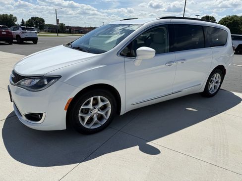 Used 2017 Chrysler Pacifica Touring-L w/ Tire & Wheel Group FWD image 3