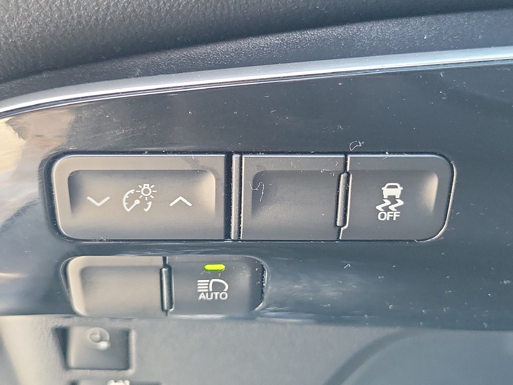 Used 2017 Toyota Prius Prime Plus w/ Preferred Accessory Package FWD image 17