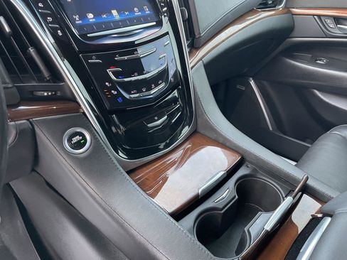 Used 2018 Cadillac Escalade Premium Luxury RWD image 20