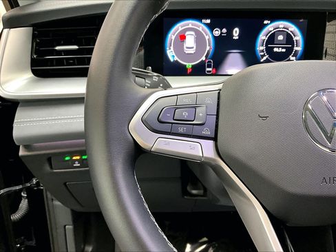 Used 2025 Volkswagen Tiguan SE w/ Panoramic Sunroof Package image 20