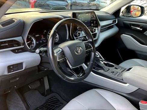 Used 2021 Toyota Highlander XLE image 17