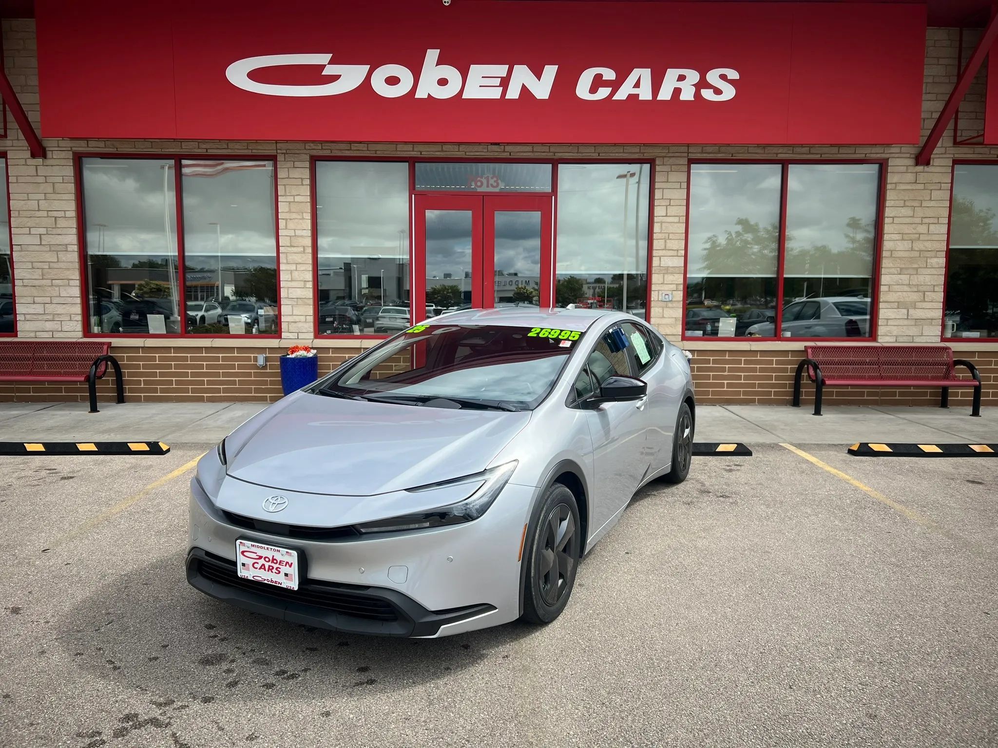 Used 2025 Toyota Prius LE FWD image 1