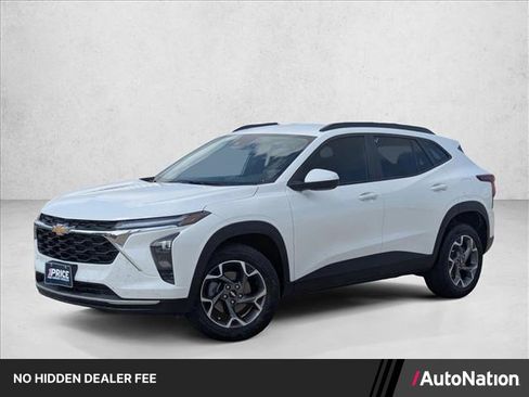 Used 2025 Chevrolet Trax LT FWD image 1