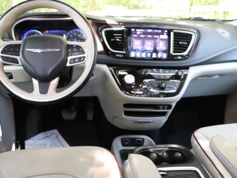 Used 2019 Chrysler Pacifica Limited w/ Advanced Safetytec Group FWD image 42