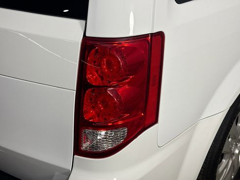 Used 2019 Dodge Grand Caravan SE image 30