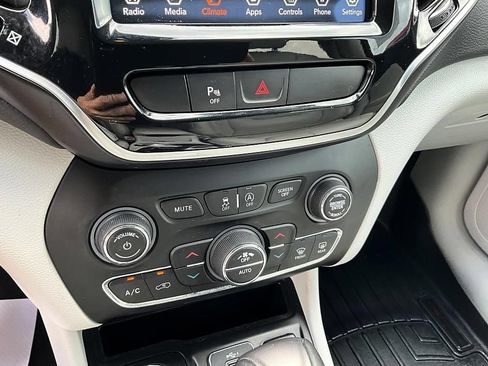 Used 2019 Jeep Cherokee Limited w/ Luxury Group AWD/4WD image 24
