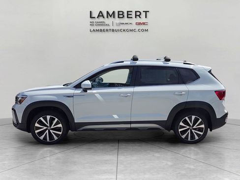 Used 2023 Volkswagen Taos SE FWD image 2