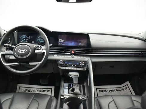 Used 2025 Hyundai Elantra Limited image 18