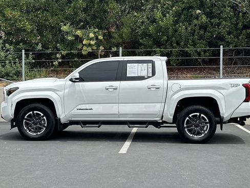 Used 2025 Toyota Tacoma TRD Sport RWD image 2