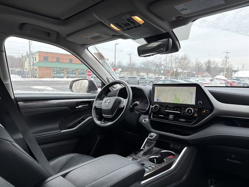 Used 2024 Toyota Highlander Limited image 16