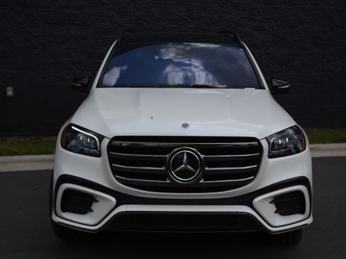 Used 2024 Mercedes-Benz GLS 450 4MATIC image 10