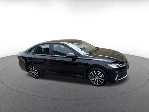 Used 2025 Volkswagen Jetta SE image 2