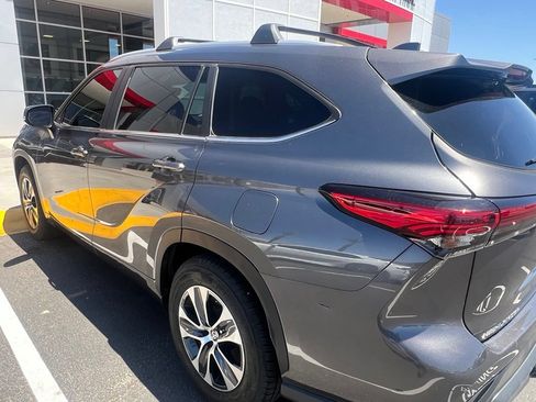 Used 2023 Toyota Highlander XLE FWD image 3