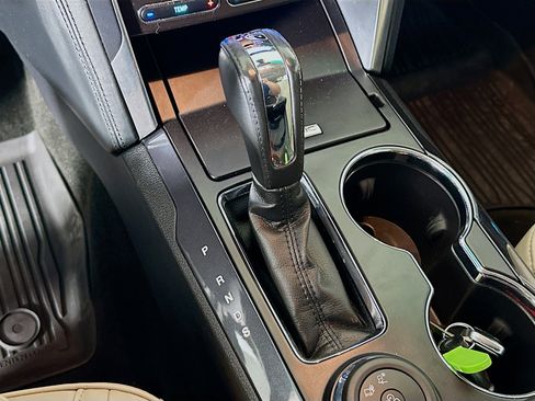 Used 2017 Ford Explorer Platinum image 25