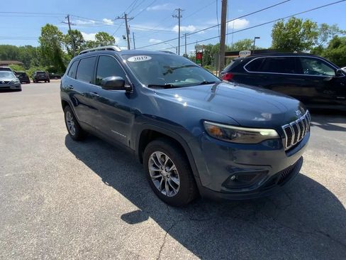 Used 2019 Jeep Cherokee Latitude Plus w/ Cold Weather Group AWD/4WD image 2