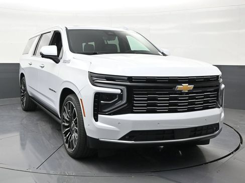 Used 2026 Chevrolet Suburban High Country AWD/4WD image 7