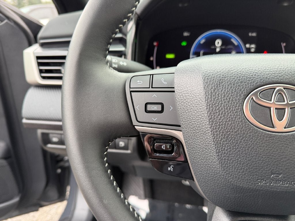 Used 2026 Toyota Camry SE FWD image 15
