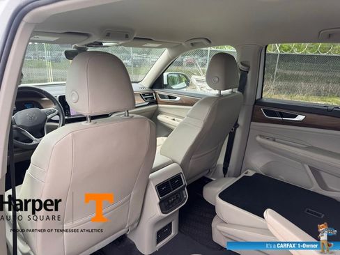 Used 2024 Volkswagen Atlas SE w/ Black Wheel Package image 10