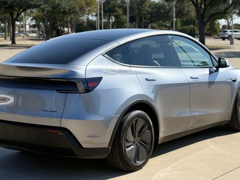 Used 2026 Tesla Model Y AWD image 10