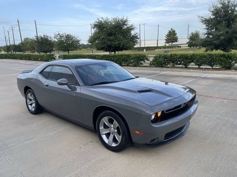 Used 2019 Dodge Challenger SXT RWD image 4