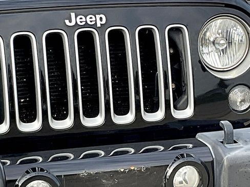 Used 2017 Jeep Wrangler Unlimited Sahara image 11