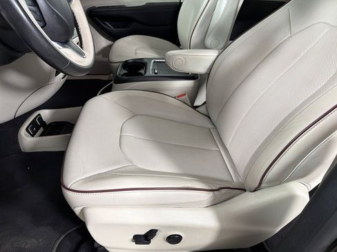 Used 2020 Chrysler Pacifica Limited FWD image 12