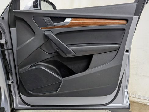 Used 2023 Audi Q5 Premium w/ Convenience Package image 23