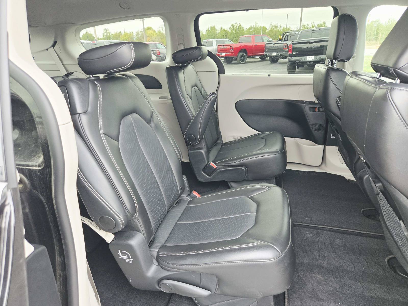 Used 2024 Chrysler Pacifica Touring-L FWD image 17