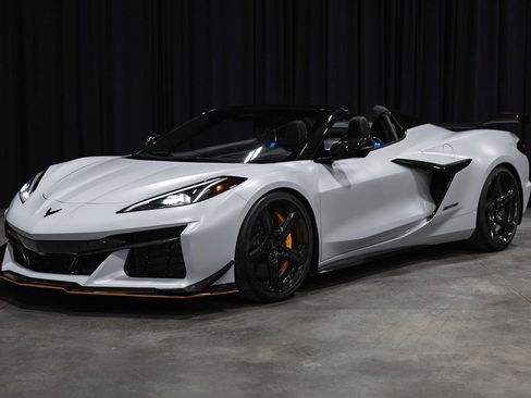 Used 2024 Chevrolet Corvette Z06 w/ Z07 Performance Package RWD image 1