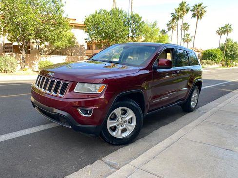 Used 2016 Jeep Grand Cherokee Laredo image 3