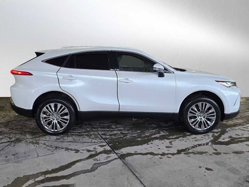 Used 2023 Toyota Venza XLE image 2