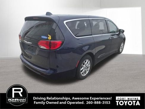 Used 2017 Chrysler Pacifica Touring FWD image 3
