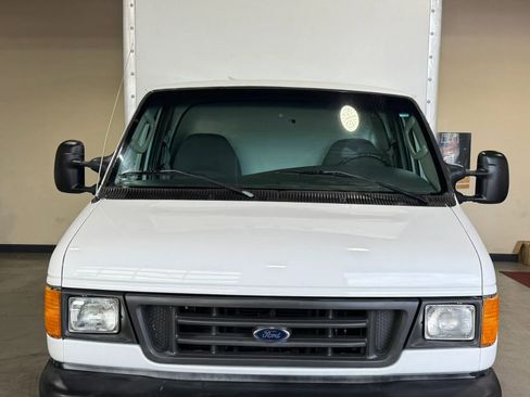Used 2005 Ford E-350 and Econoline 350 Super Duty RWD image 2