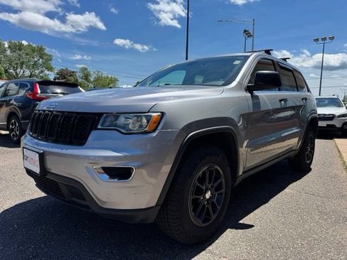 Used 2018 Jeep Grand Cherokee Laredo AWD/4WD image 3
