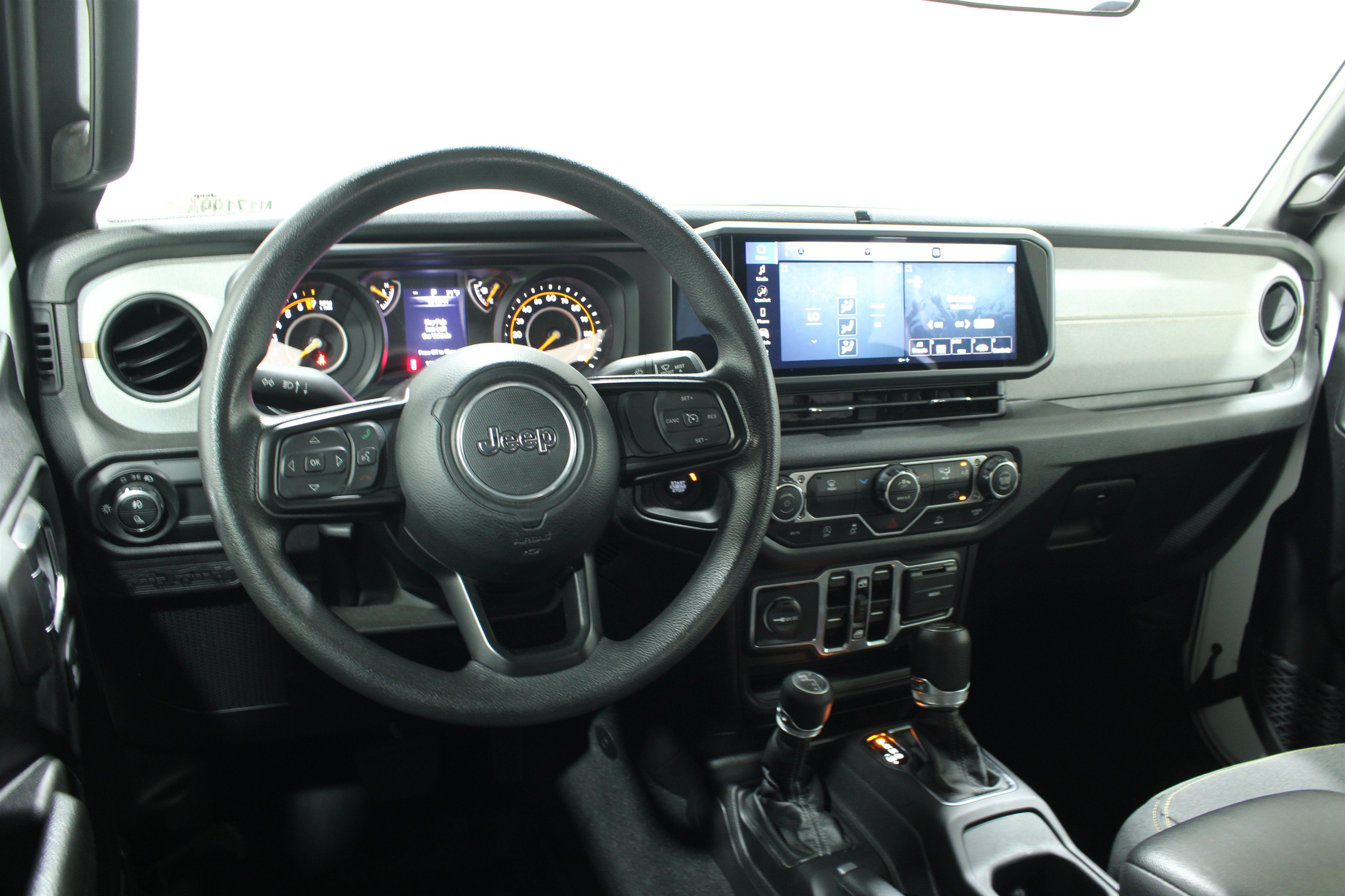 Used 2025 Jeep Gladiator Sport AWD/4WD image 2