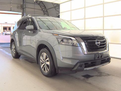 Used 2023 Nissan Pathfinder SL AWD/4WD image 2