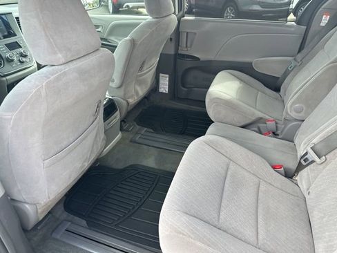 Used 2017 Toyota Sienna LE image 13