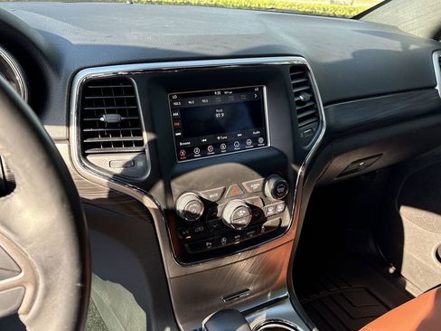 Used 2019 Jeep Grand Cherokee Laredo image 14