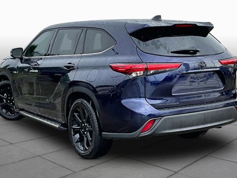 Used 2022 Toyota Highlander LE FWD image 12