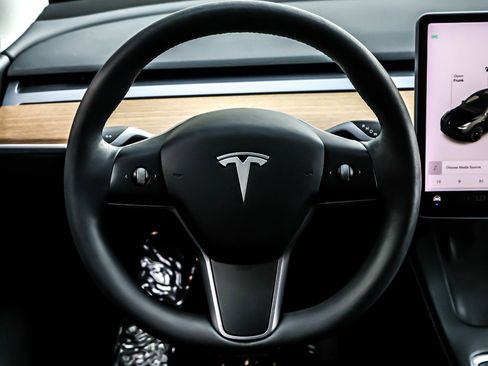 Used 2021 Tesla Model Y Long Range image 17