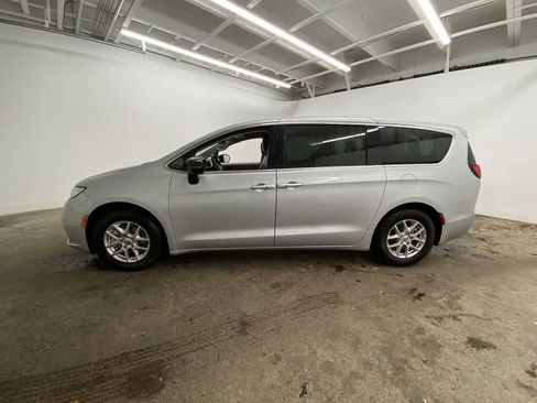Used 2024 Chrysler Pacifica Touring-L image 3