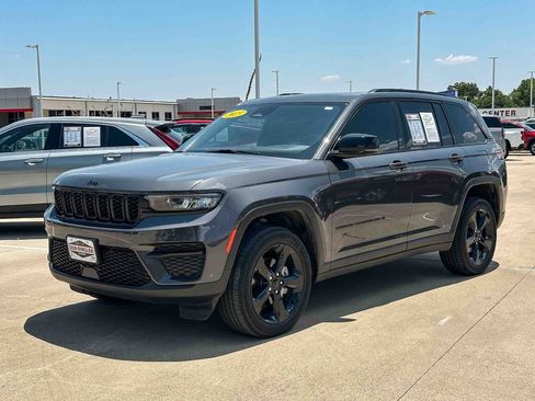 Used 2023 Jeep Grand Cherokee Altitude AWD/4WD image 7