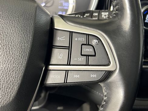 Used 2023 Toyota Highlander XLE FWD image 27