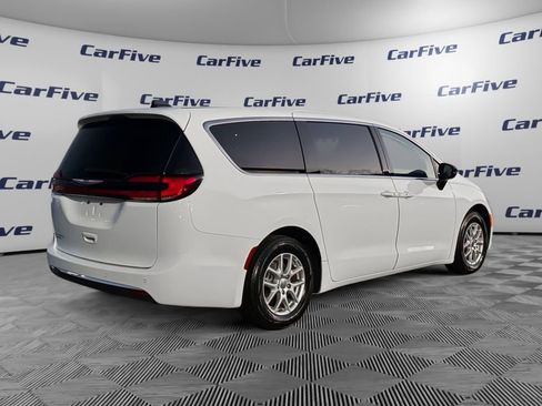Used 2024 Chrysler Pacifica Touring-L image 6