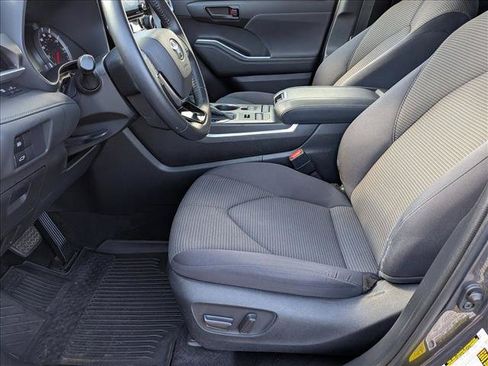 Used 2021 Toyota Highlander LE AWD/4WD image 15