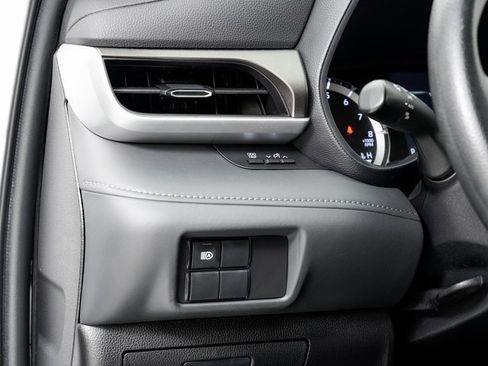 Used 2022 Toyota Highlander L image 10