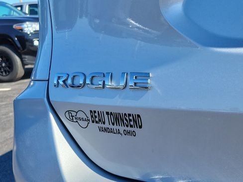 Certified 2018 Nissan Rogue SV image 6