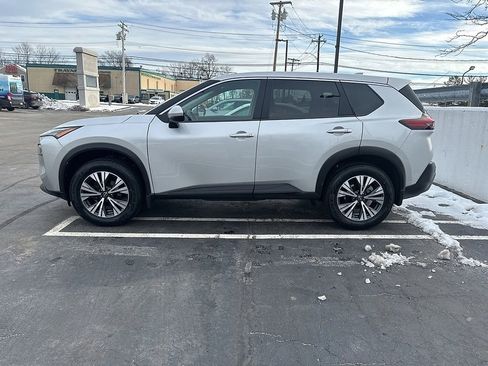 Used 2023 Nissan Rogue SV image 3